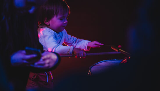 Un petit enfant joue de la batterie